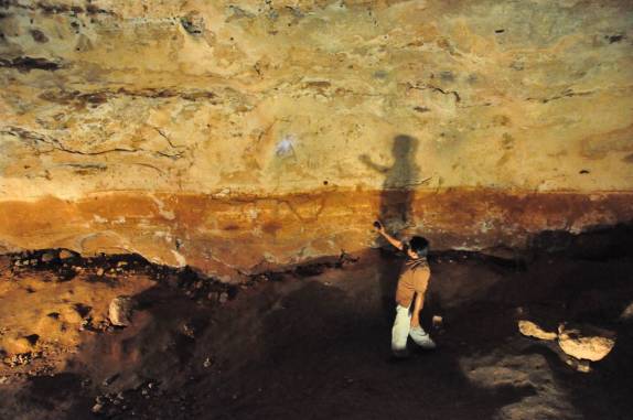 Nosso guia nos mostra antigas pinturas mayas na caverna de Lol-Tun, no Yucatán, no sul do México